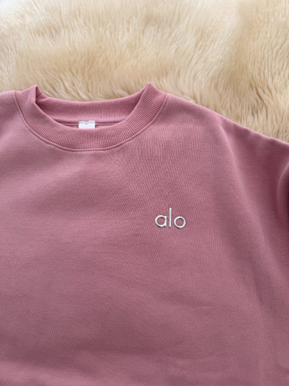 NWT Alo Yoga Accolade Crew Pullover & Short Set Vintage Pink S 🎒✨ BTS - Picture 3 of 16